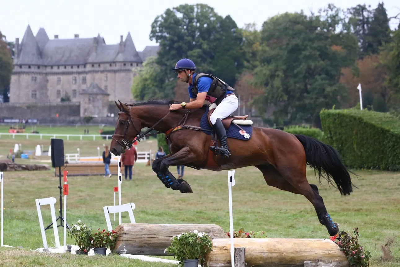 Astier Nicolas a mené Hitchqote du Coudray à la médaille d'argent dans le championnat des cinq ans.