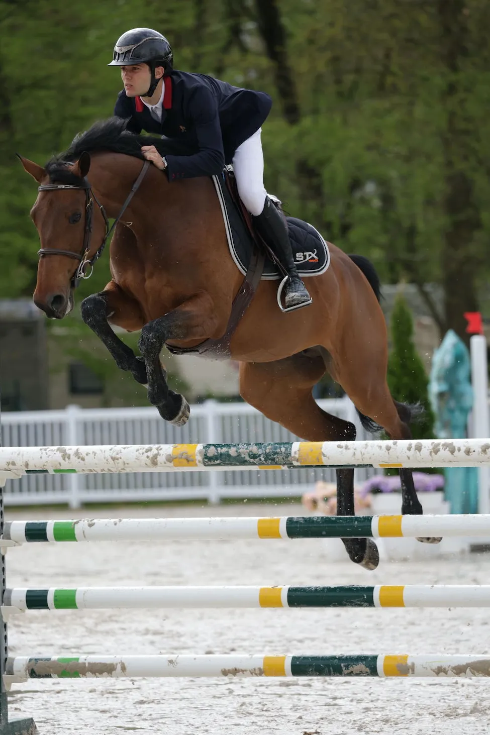 Jean-Alexandre Legras en selle sur Narena Z lors du Grand Prix U25 du CSIO Jeunes à Compiègne, le 28 avril 2023