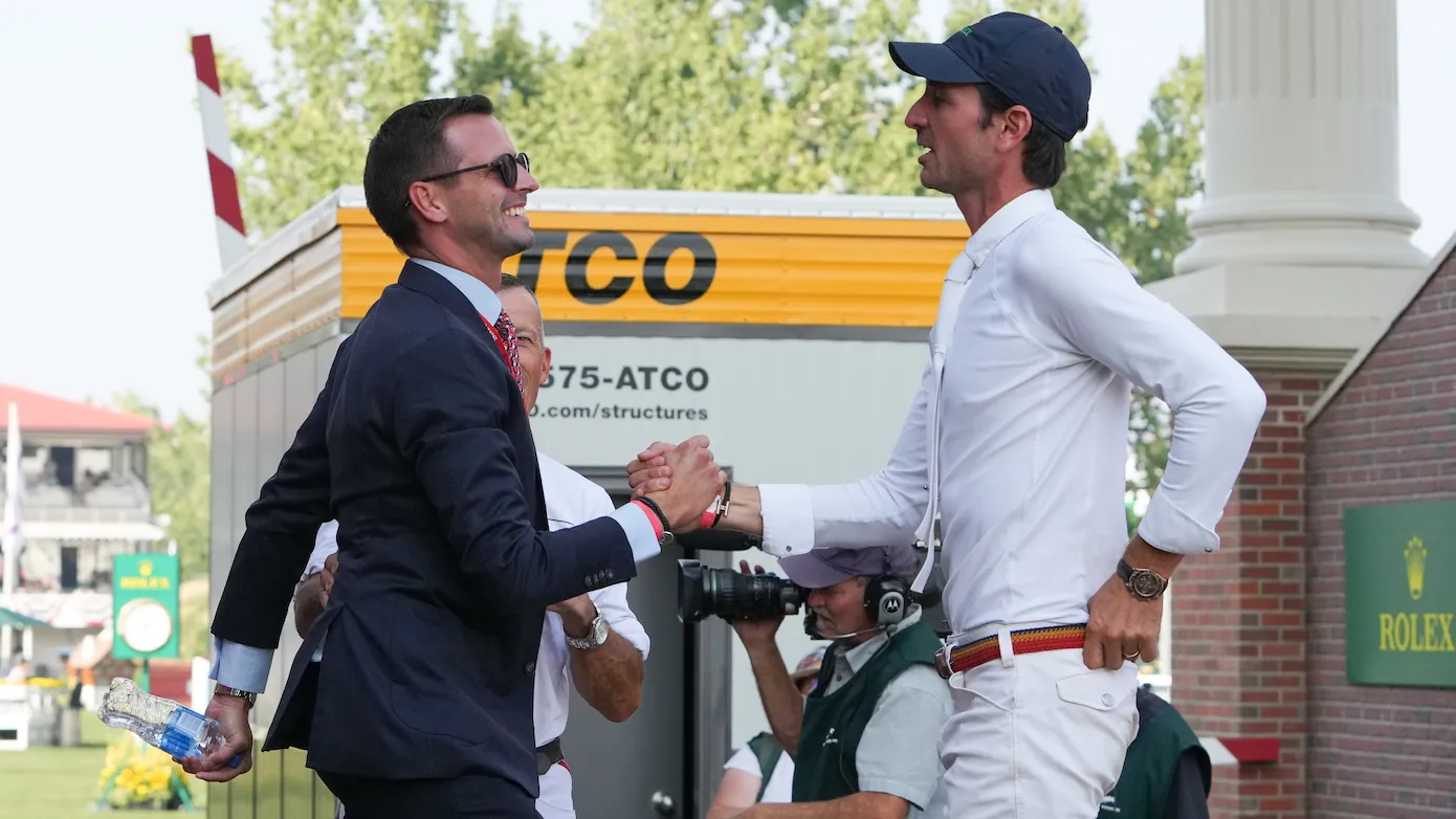 Michel Sorg félicite Steve Guerdat après la Coupe des nations de Calgary, où la Suisse s’est placée deuxième. 