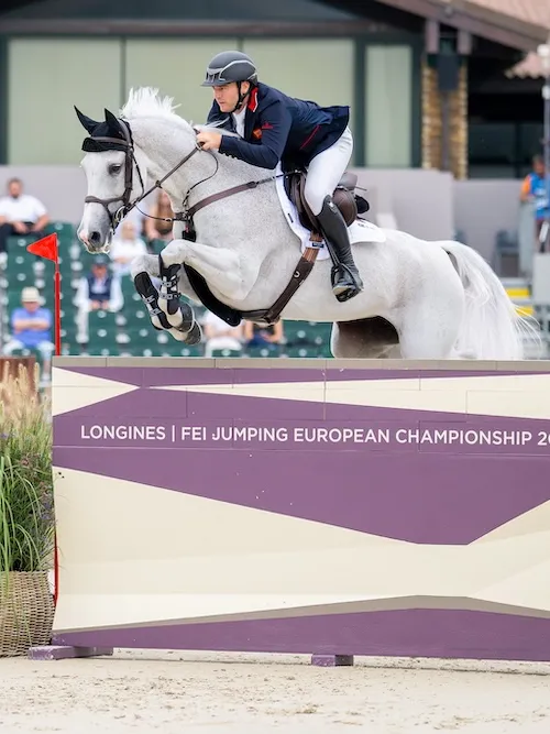 Le Britannique Donald Whitaker et Millfield Colette.