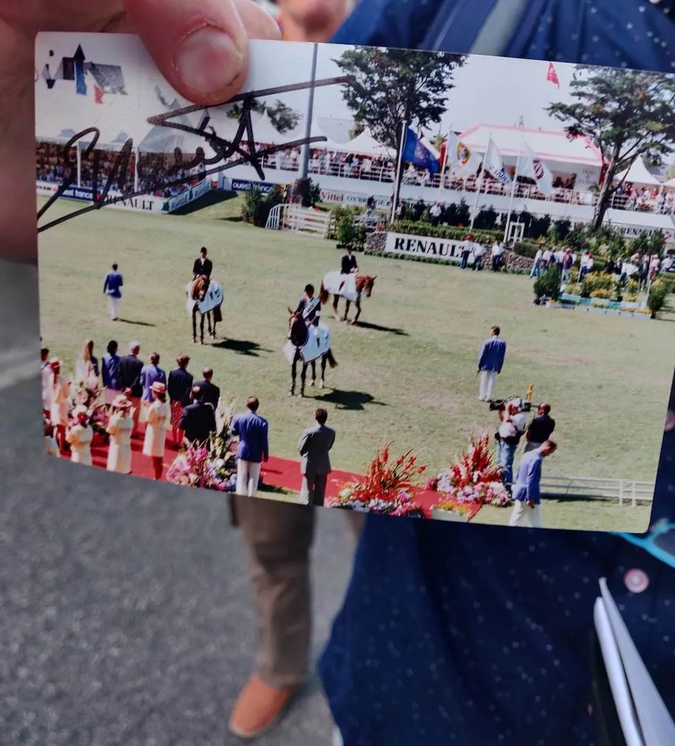 Paul et Françoise Caro sont heureux d'avoir pu faire dédicacer cette photo d'époque par Éric Navet et Frédéric Cottier.