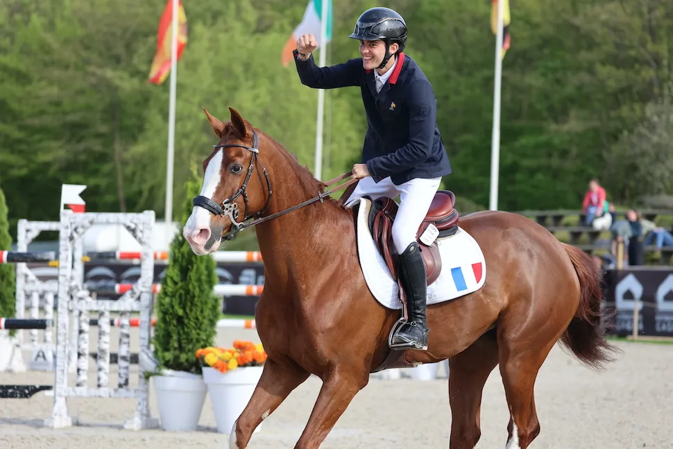 Jean-Alexandre Legras en selle sur Cashmia de la Bonn lors de la Coupe des nations Jeunes Cavaliers à Compiègne, le 27 avril 2023