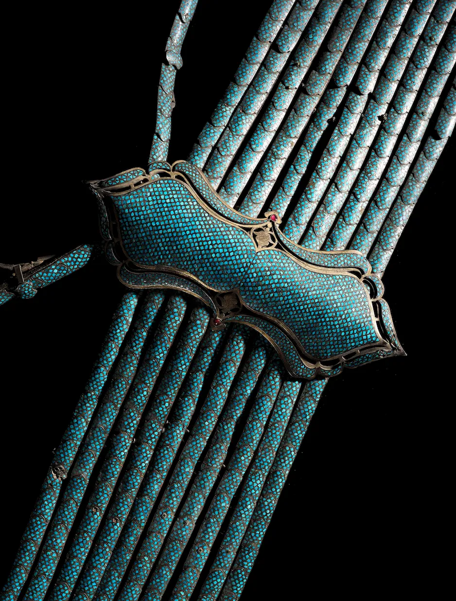 Le harnachement du cheval est fait de turquoises, pierres, métal et cornaline.