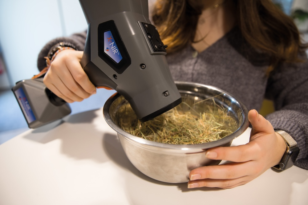 Encore peu connu des particuliers, le pistolet analyseur de foin par infrarouge permet d’en chiffrer les premiers éléments nutritionnels.