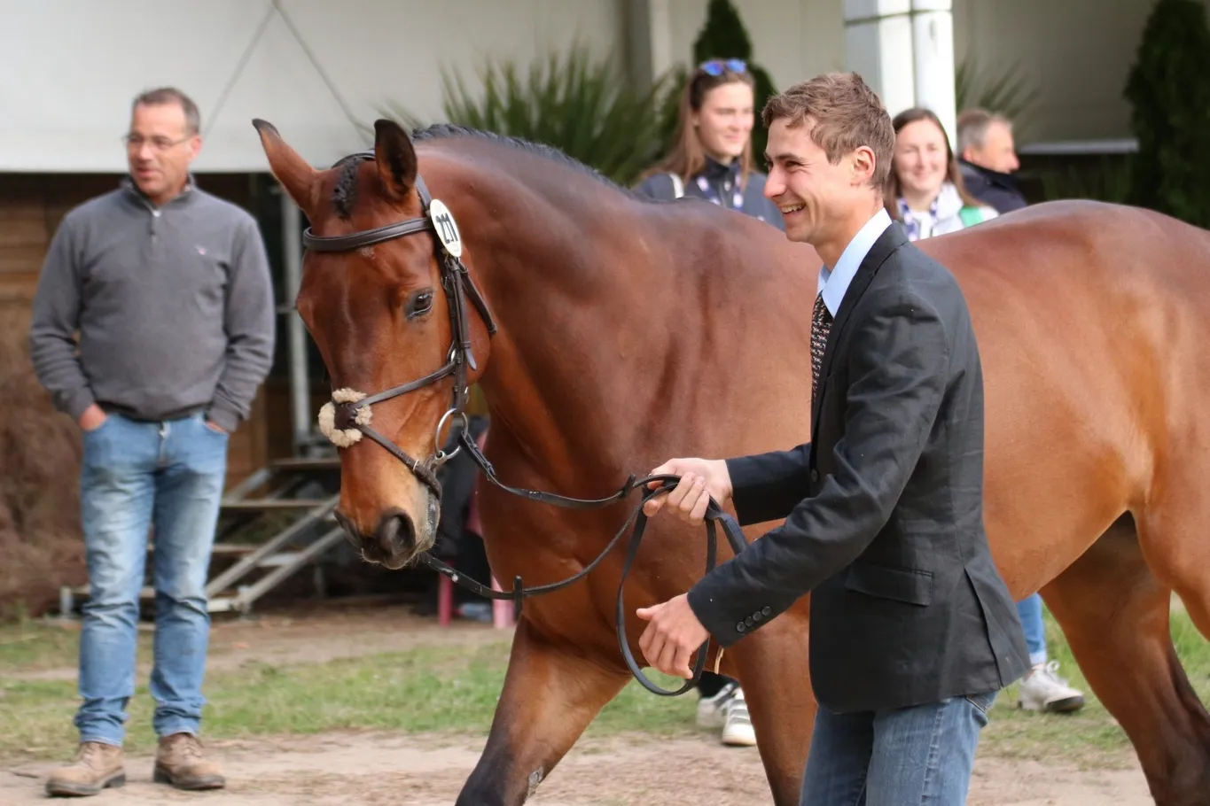 Ici lors de l'inspection des chevaux du CCI 2*-L de Saumur, Gaspard Maksud "a de l'envie et monte bien sur les trois tests."