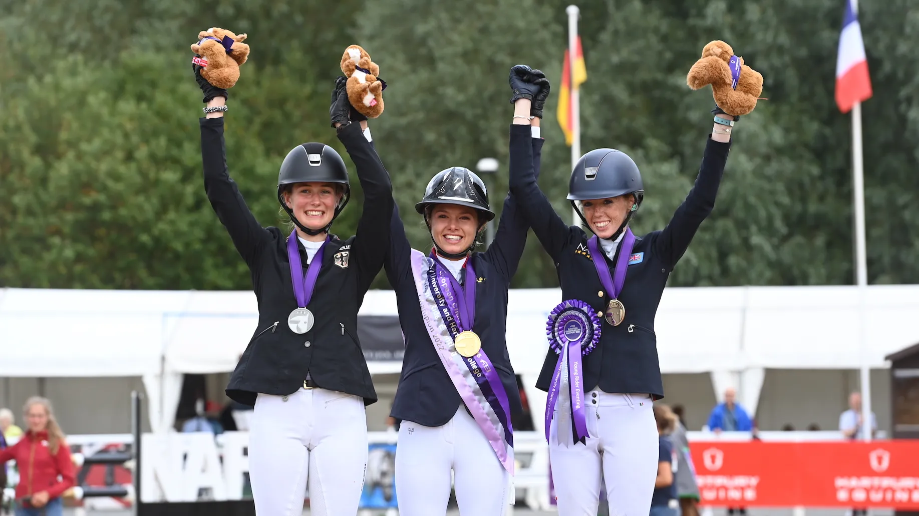 Zazie Gardeau est ici entourée de l'Allemande Paula Reinstorf en argent et de la Britannique Alice Casburn en bronze à droite. 