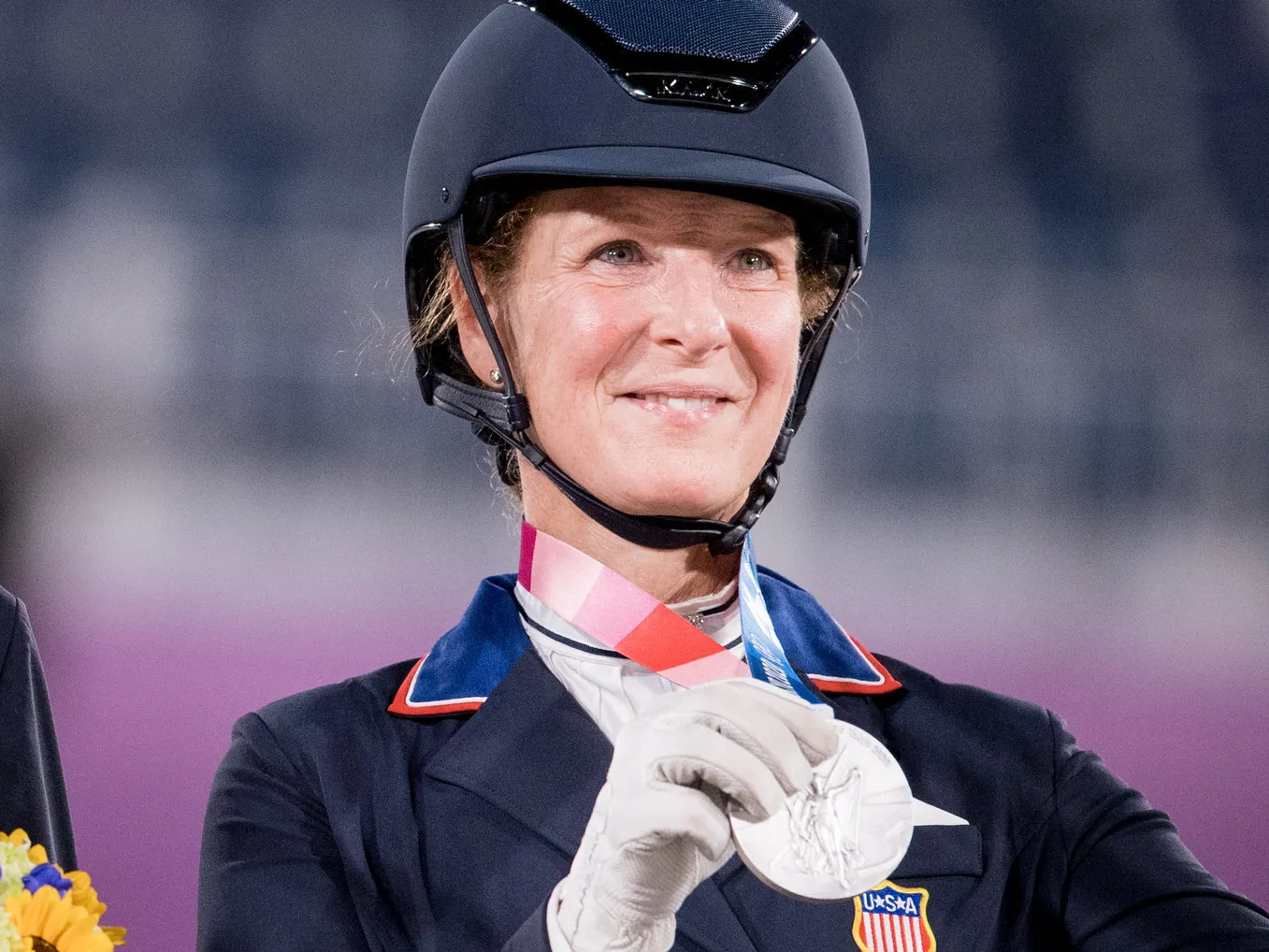 Sabine Schut-Kery n'a pas caché sa joie en montant sur le podium avec l'équipe des États-Unis après sa magnifique prestation dans le Grand Prix Spécial.