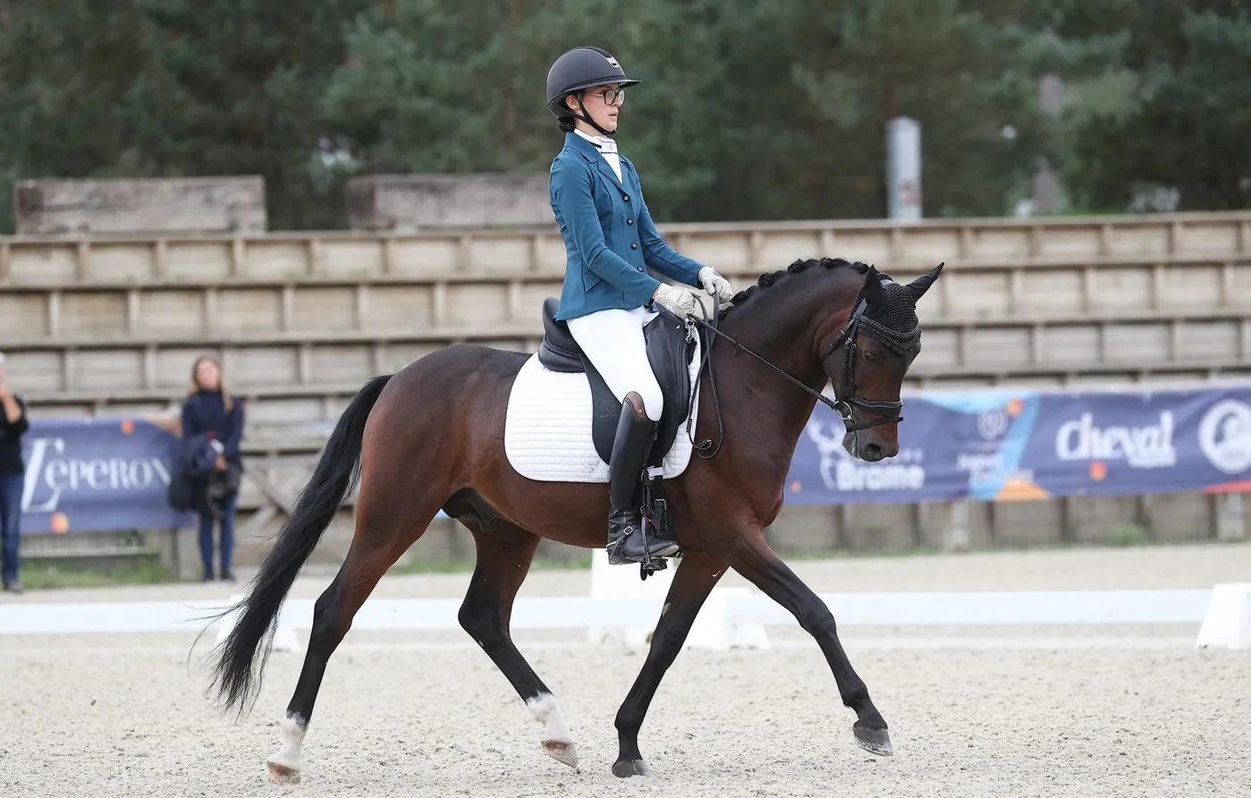 Le champion des quatre ans de 2024, Kracker le Courtal, s’est à nouveau imposé dans la finale des cinq ans avec Eloïse Thomas.