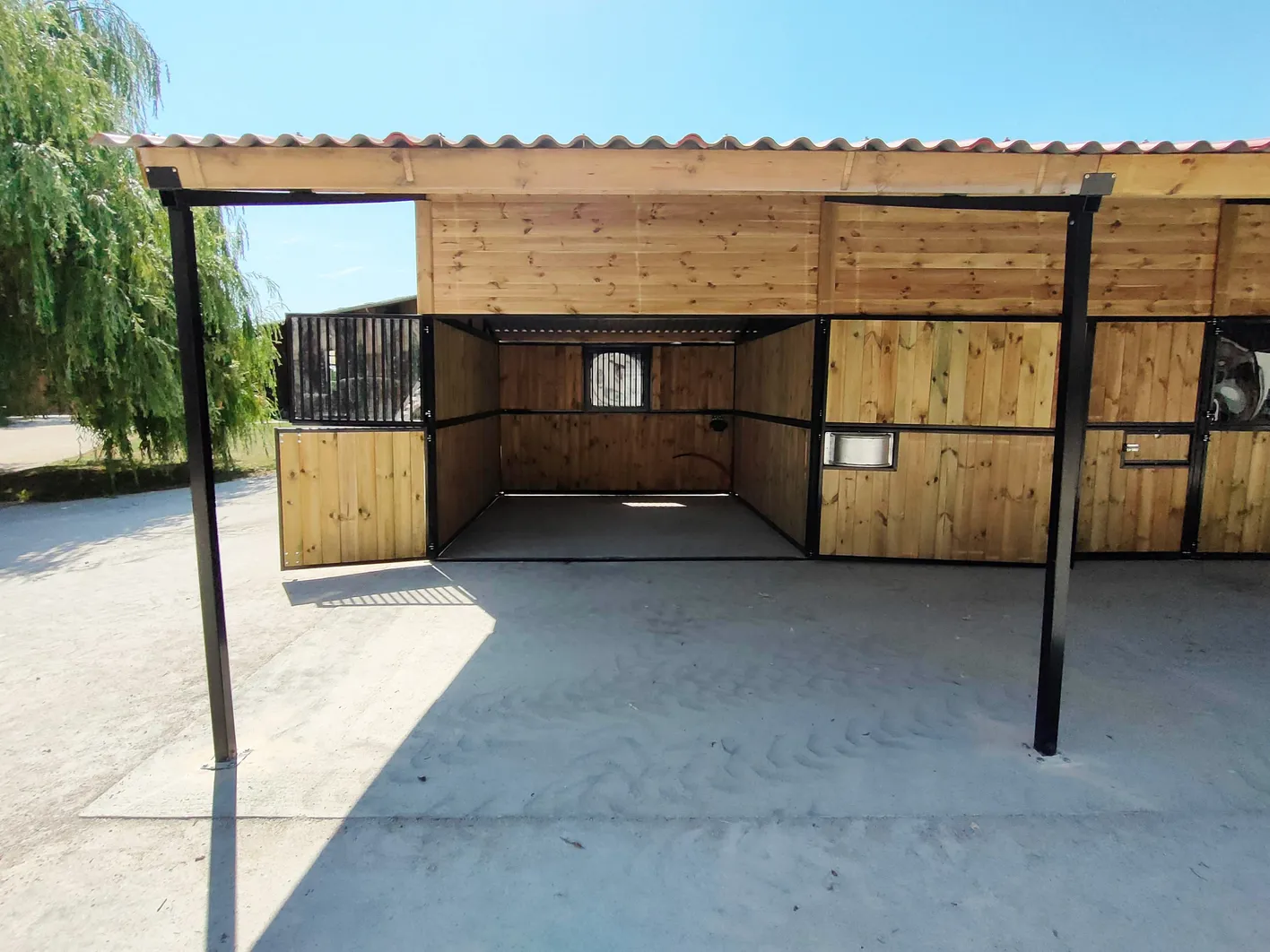 Les portes coulissantes permettent de moduler l'espace et autorisent le passage d'un tracteur.