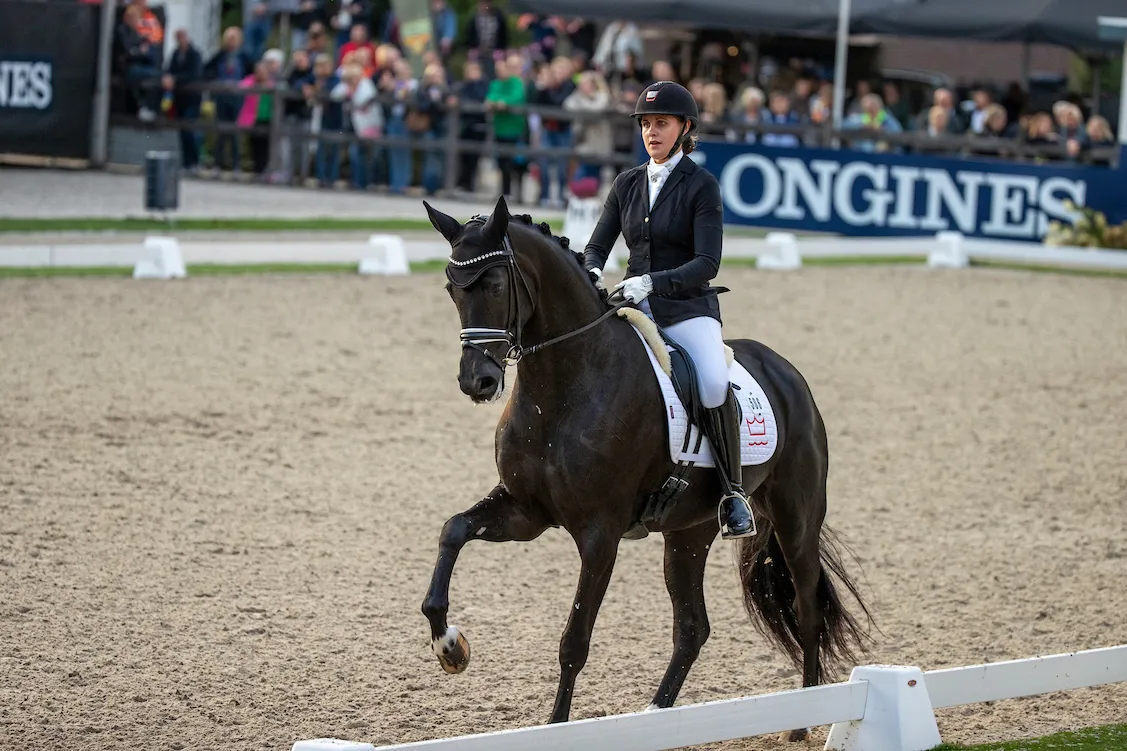 Victoria E. Vallentin et Lyngbjergs St. Paris en route vers leur victoire dans le championnat des cinq ans.