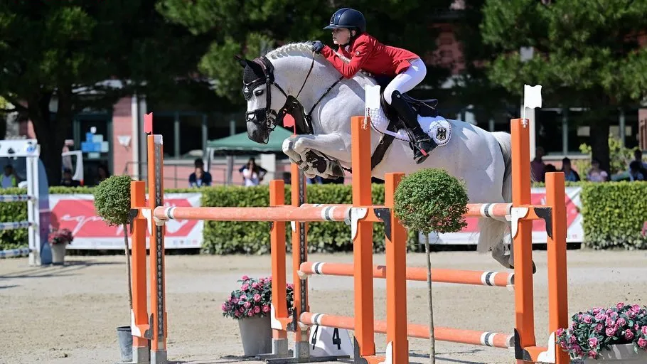 Fille de Max Kühner, Jolie Marie Kühner s'est démarquée aussi bien chez les Enfants que dans la catégorie Poneys.