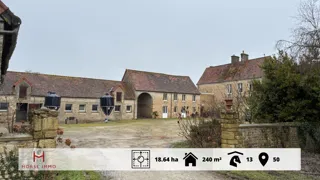 À proximité de Sainte-Mère-Église, cette propriété organisée autour d’une cour en U offre un cadre calme et authentique, idéal pour développer un projet équestre, familial ou professionnel.