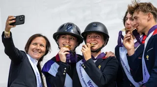 Gwendolen Fer immortalise la médaille d’or décrochée par l’équipe de France Juniors de complet, à Strzegom. 