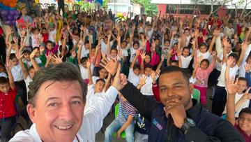 Plus de quatre cents enfants se sont récemment rassemblés à Tegucigalpa, la capitale du Honduras, pour célébrer la nouvelle camionnette Bibliomóvil.