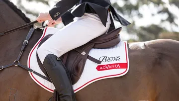 Équipement clé du cavalier, la selle de saut d’obstacles joue un rôle déterminant dans l’équilibre, la précision et la liberté de mouvement du couple cheval-cavalier à chaque instant du parcours.