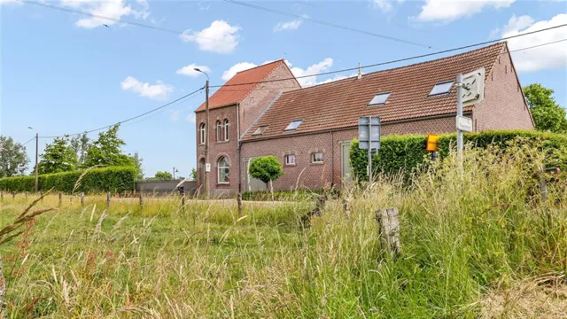Ervaar de pracht van ruimte en luxe in dit unieke pand in Willebroek, dat elke paardenliefhebber zal bekoren.