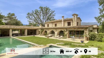 À quelques minutes de Nice, ce haras d’exception allie prestations équestres haut de gamme et bastide de caractère au cœur d’un domaine de vingt-quatre hectares.