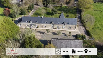 À seulement dix minutes des plages et quinze de Vannes, ce domaine en pierre allie charme authentique, volumes remarquables et fort potentiel d’aménagement.