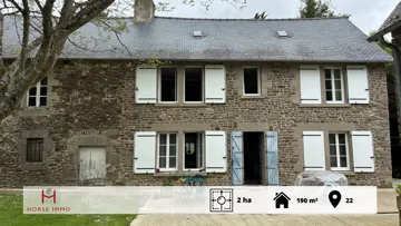 Belle propriété en pierres réunissant une maison de 110 m², une dépendance à aménager, un gîte indépendant de 80 m² et plusieurs équipements pratiques (garage, abris, portail électrique).
