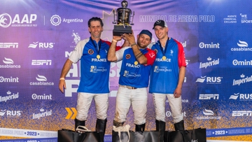 Gaëtan Gosset, Adrien Le Gallo et Edwin Robineau ont soulevé la coupe du premier championnat du monde d’arena polo.