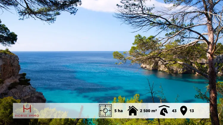 À deux cent mètres de la mer, ce domaine d’exception signé Horse Immo allie élégance et modernité dans un cadre privilégié.