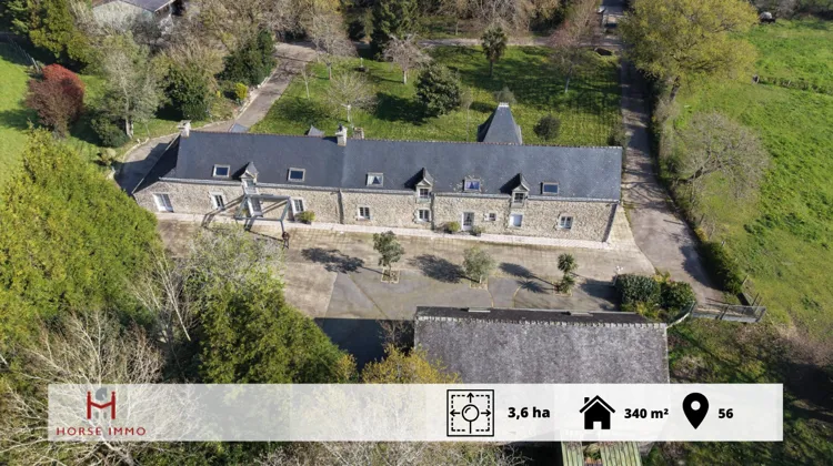 À seulement dix minutes des plages et quinze de Vannes, ce domaine en pierre allie charme authentique, volumes remarquables et fort potentiel d’aménagement.
