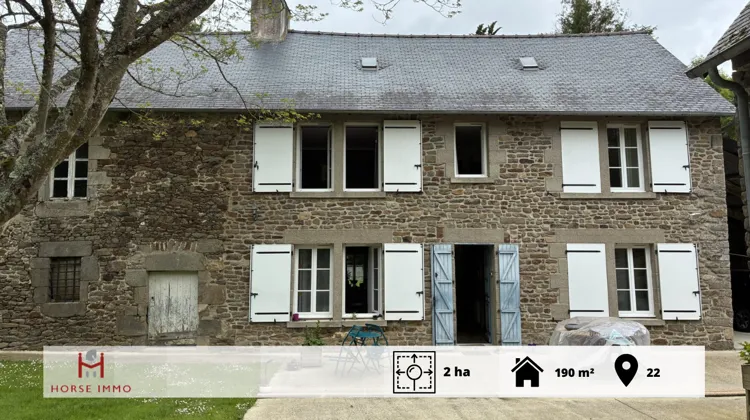Belle propriété en pierres réunissant une maison de 110 m², une dépendance à aménager, un gîte indépendant de 80 m² et plusieurs équipements pratiques (garage, abris, portail électrique).