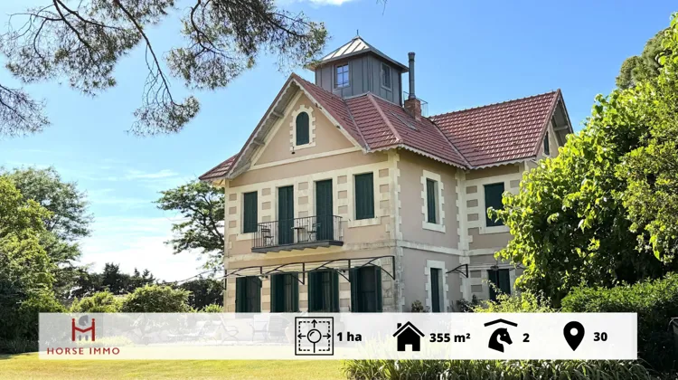 À vendre aux portes d'Aigues-Mortes, une maison de maître de 1841 entièrement rénovée, dotée d'installations équestres, idéale pour un projet résidentiel de prestige ou d'accueil haut de gamme en Camargue.