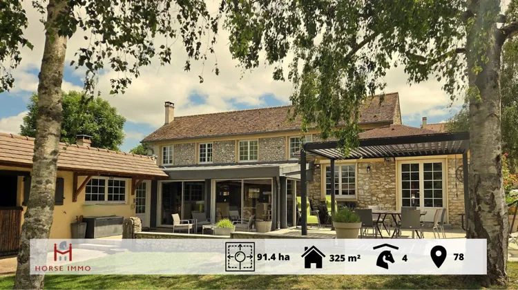 Propriété équestre de 525 m² répartis en deux maisons, avec quatre boxes, des paddocks et une carrière de 800 m².