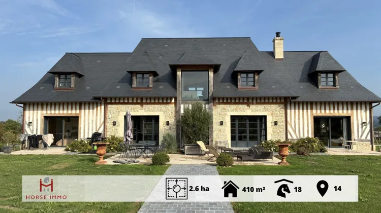 Cette propriété d’exception allie une résidence de prestige de 325 m² avec logement indépendant de 85 m² à des installations équestres haut de gamme (deux écuries de 18 boxes au total, manège couvert, carrière et paddocks), à quelques minutes de la Côte Fleurie.