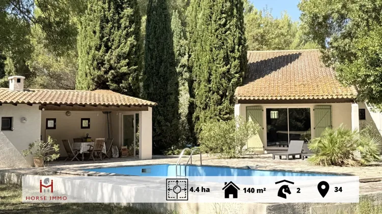 Propriété équestre de 4,5 hectares près du bassin de Thau, avec maison de 140 m², piscine, bâtiment de 160 m² et sept paddocks.