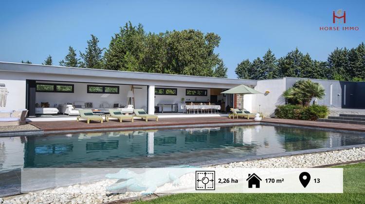 À vendre : villa contemporaine et ses grandes dépendances dans les Alpilles