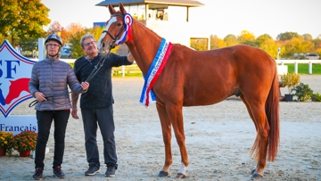 Jean-Pierre Bendinelli pose ici aux côtés de Junior des Loges, sacré champion des Espoirs du complet en 2022
