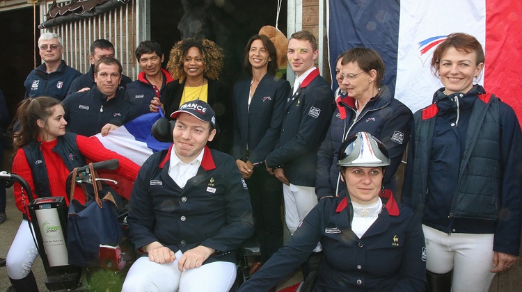 Laura Flessel, ministre des Sports, en compagnie de l'équipe de France para-dressage