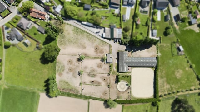 De paardenaccommodatie is volledig ingericht voor professioneel gebruik.