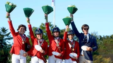 Ici sur le podium des championnats d’Europe Poneys de 2016 à Aarhus, où il avait mené vers l’or une équipe italienne composée de Priscilla Pigozzi Garofalo, Sofia Manzetti, Alessandro Orlandi et Camilla Mainardi, Éric Louradour s’attache à éduquer ses élèves sur le plan équestre, mais aussi sur les aspects humains.