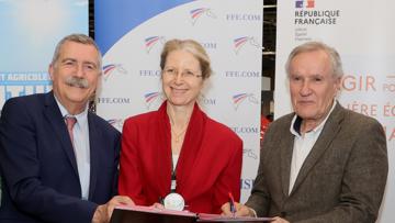 Signature de la convention tripartite entre Jean-Roch Gaillet, Valérie Baduel et Serge Lecomte