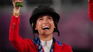Jessica Springsteen sur le podium des Jeux olympiques de Tokyo.