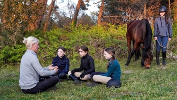 Dès leur plus jeune âge, les élèves étudient le fonctionnement et le comportement du cheval.