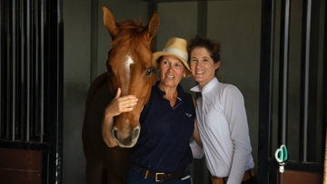 Ici aux côtés de sa mère Cécile, Marie Vonderheyden a récemment fait son entrée dans l’équipe de France de para-dressage, qu’elle pourrait représenter cet été aux championnats du monde de Herning.
