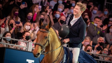Harry Charles et Stardust lors de leur victoire au CSI 5*-W à Londres