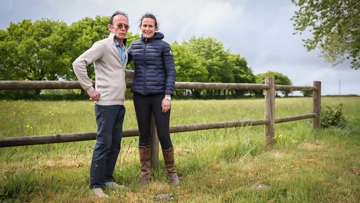 C’est à Saint-Rivoal, dans le Finistère, qu’a été fondé l’élevage de Mescam par Patrick Rabot, ici accompagné de sa deuxième fille Élodie.
