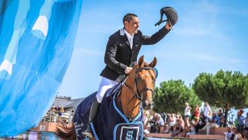 Mathieu Laisney tout sourire en selle sur Étadam d’Odival, sacré champion de France des poneys D de quatre ans en 2018 au Sologn’Pony.