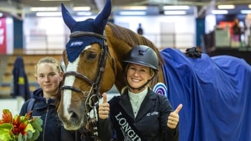 Angelica Augustsson Zanotelli et Kakinka van de Nachtegaele aux côtés de la groom. 