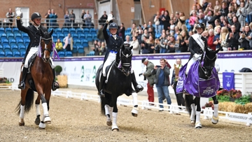 De droite à gauche, Carina Cassøe Krüth et Heiline's Danciera, Nanna Merrald Rasmussen et Blue Hors St. Schufro ainsi que Daniel Bachmann Andersen et Zippo M.I.