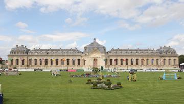 En 2023, les chevaux de saut d’obstacles font faire leur retour devant les Grandes Écuries de Chantilly. 