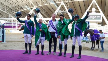 Ici en photo, Abdulrahman Alrajhi, Ramzy Al Duhami, Khaled Almobty et Abdullah Alsharbatly, entourant leur chef d'équipe David Will, ont réussi à qualifier l'Arabie saoudite pour les Jeux olympiques de Paris.