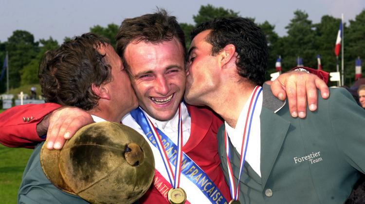 Ici entouré de ses coéquipiers Bruno Broucqsault et Florian Angot, Bertrand Pignolet était devenu champion de France Pro1 en 2001, à Fontainebleau, avec Bayard d’Elle (SF, Double Espoir x Grand Veneur).