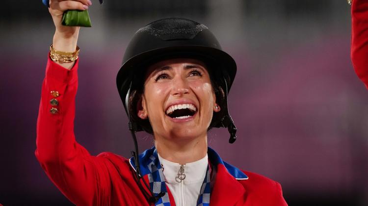 Jessica Springsteen sur le podium des Jeux olympiques de Tokyo.