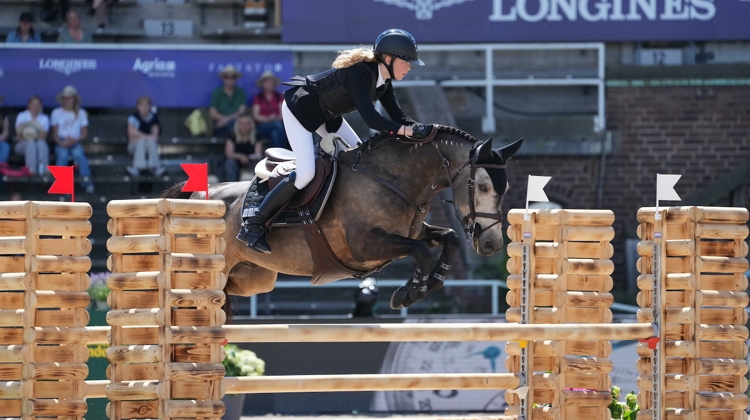 Les poneys français s’exportent désormais jusqu’en Scandinavie, à l’image de D’Angelo der Lenn, ici dans une épreuve nationale disputée en parallèle du Longines Global Champions Tour de Stockholm, mi-juin, avec la Suédoise Victoria Jensen.